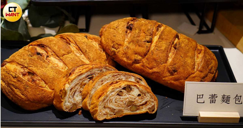   巴蕾麵包「黃豆核桃麵包」使用日本焙煎黃豆粉與核桃巧妙結合，濃厚風味與口感兼具。（120元）